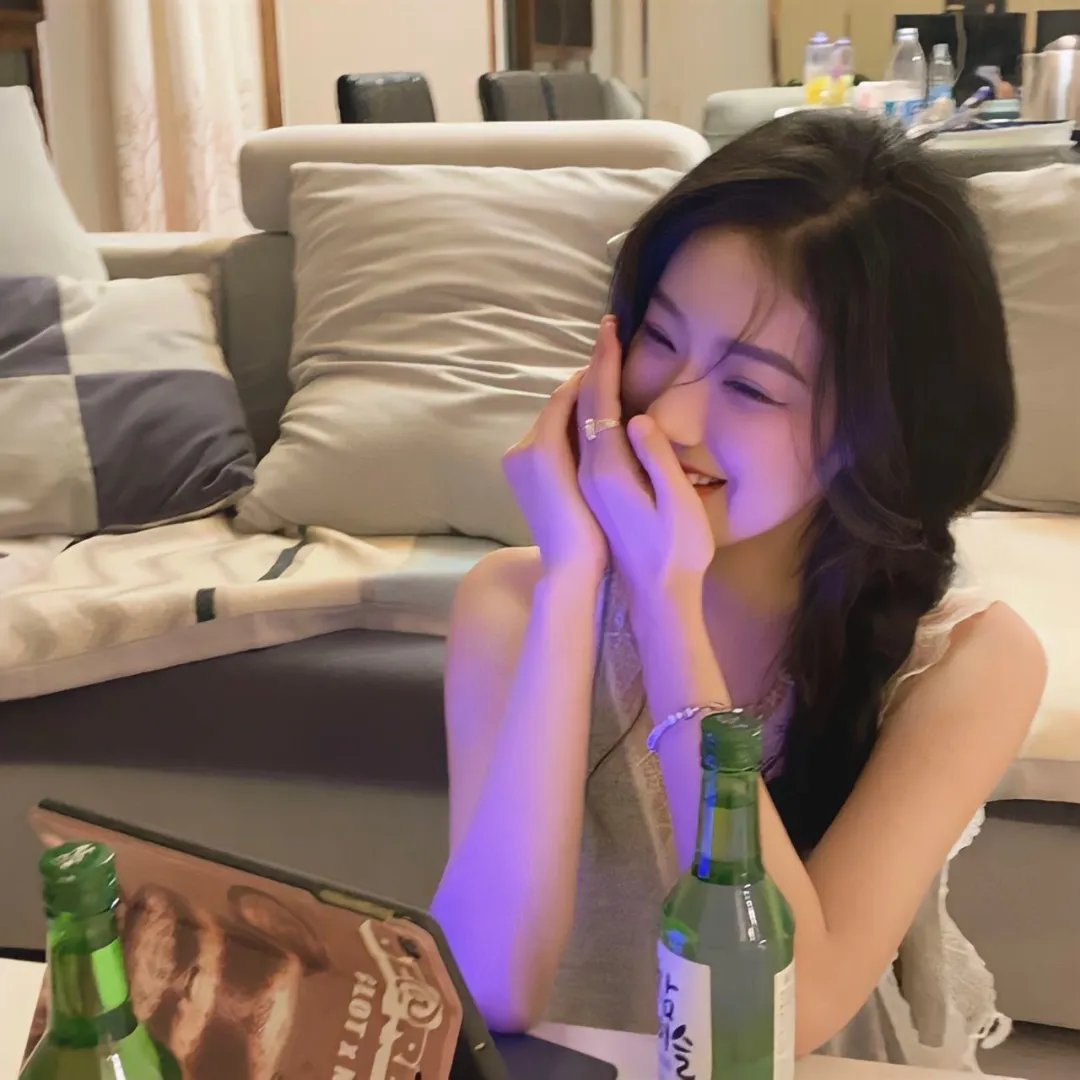 圈内老戏骨机场牵手女助理，深夜内幕曝光，好友出面澄清